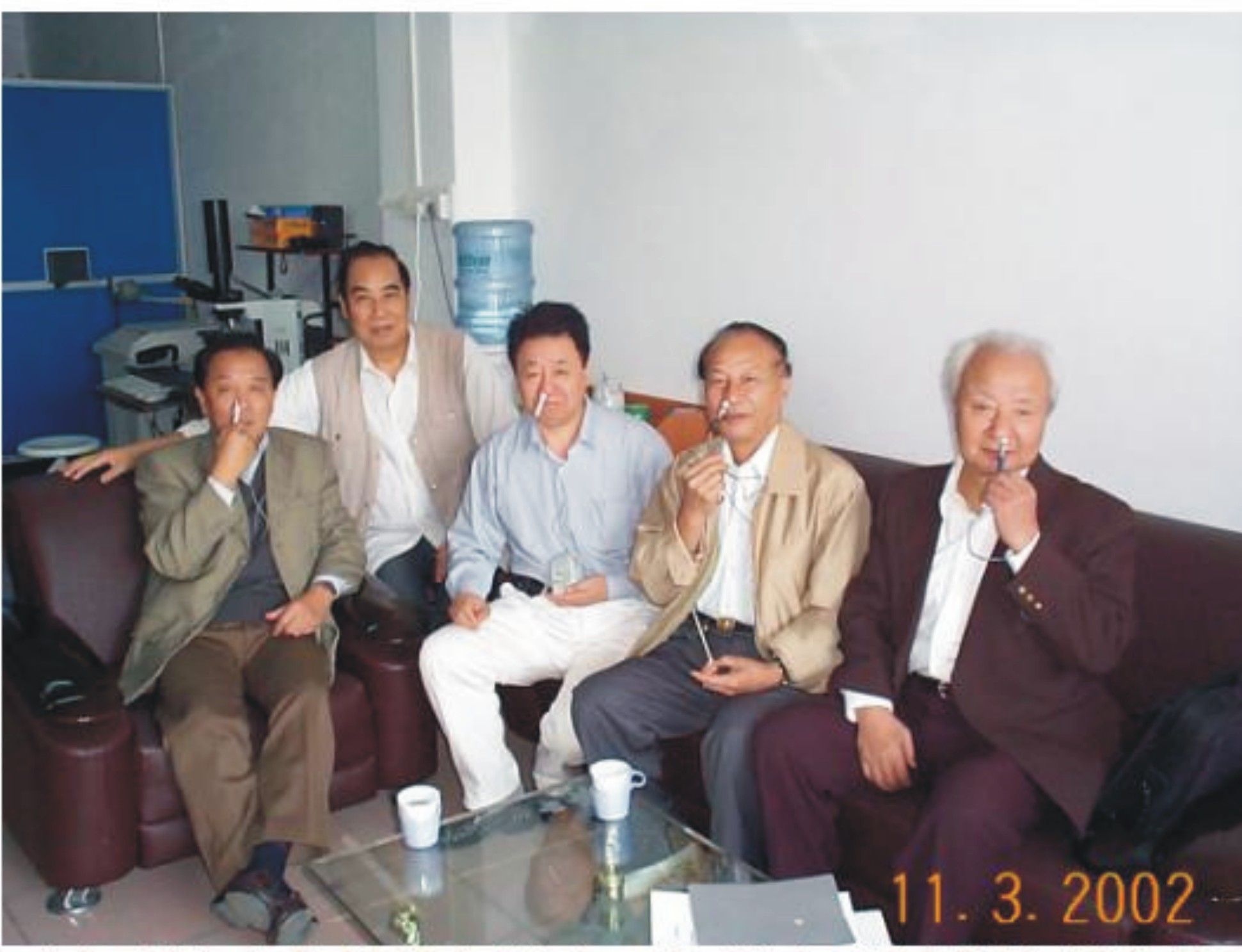 許叔祥教授（左一）楊子彬教授（右一）與岑烈芳教授（左二）合影留念。