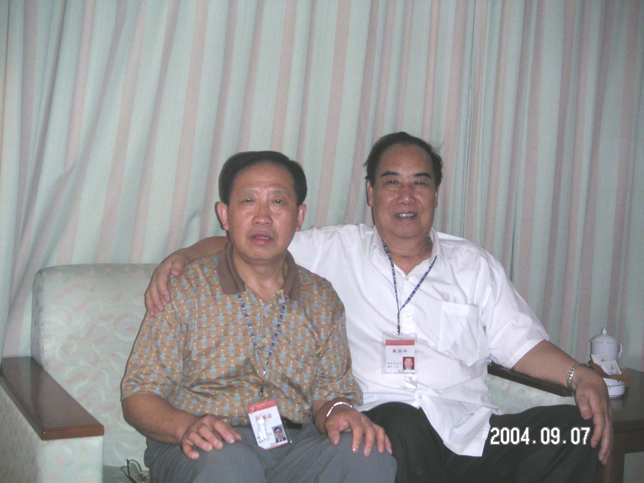 北京工業(yè)大學(xué)原校長、中國工程院院士左鐵鏞教授（左）和岑烈芳教授合影