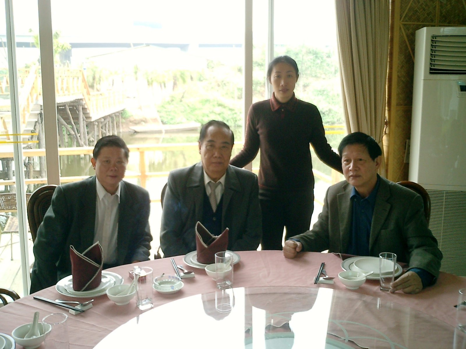 廣東省中醫(yī)藥亞健康專業(yè)委員會原主任、廣東省中醫(yī)藥學(xué)會原副會長鄺日建教授（右一）岑烈芳教授合影